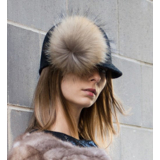 Chapeau avec pompon de fourrure de raton laveur... Chapeau avec pompon de fourrure de raton laveur...