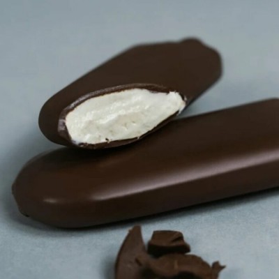 Barre glacée à la vanille enrobée de chocolat noir