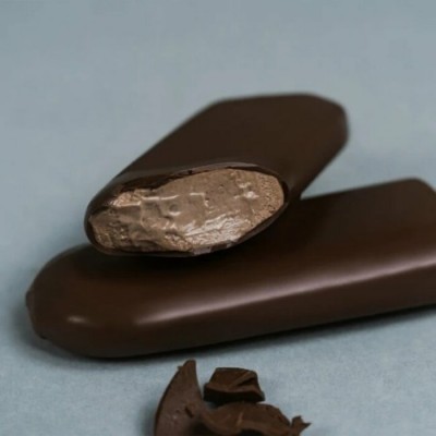Barre glacée aux fraises enrobée de chocolat noir