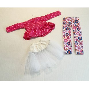 Ensemble rose: pantalon, chemise et jupon de tulle...