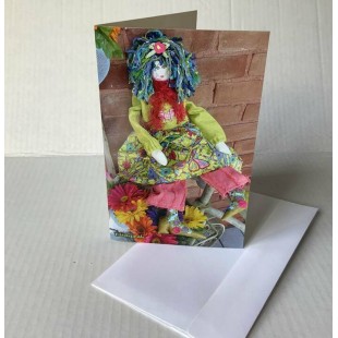 Carte de souhait avec poupée colorée