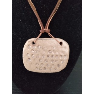 Pendentif en argile texturé