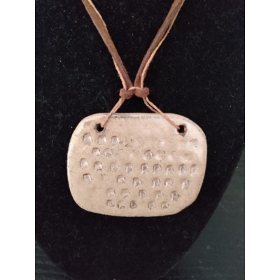 Pendentif en argile texturé