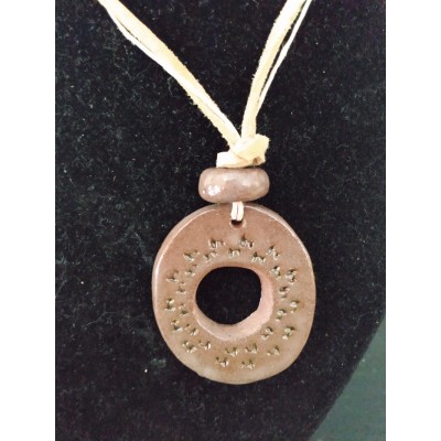 Pendentif en argile texturé