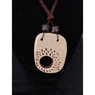 Pendentif en argile texturé