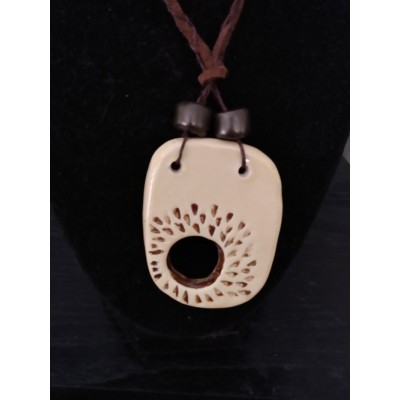 Pendentif en argile texturé