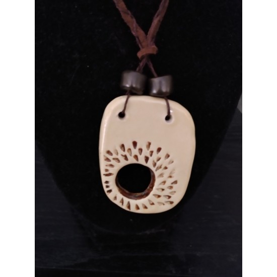 Pendentif en argile texturé