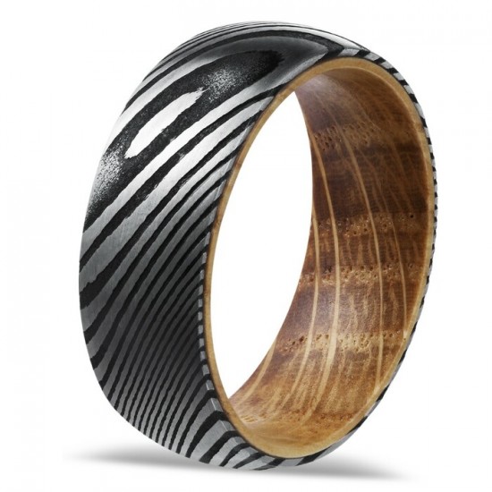 Bague en acier damassé et bois de chêne.