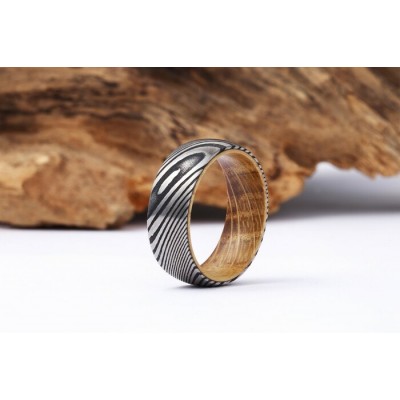 Bague en acier damassé et bois de chêne.