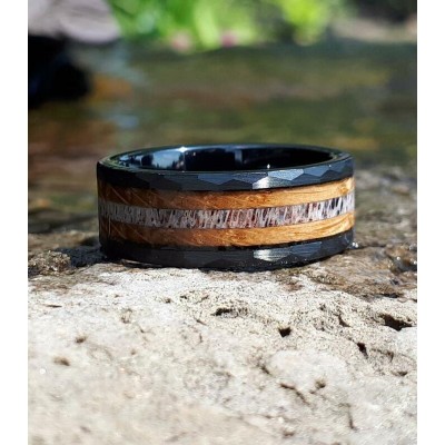 Bague pour homme en tungstène noir avec incrustation de bois de cerf et bois de chêne.