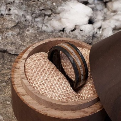 Bague pour homme en tungstène noir avec incrustation de bois de cerf et bois de chêne.