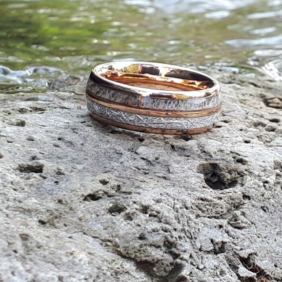 Bague de mariage en tungstène couleur or rose et bois de cerf et météorite