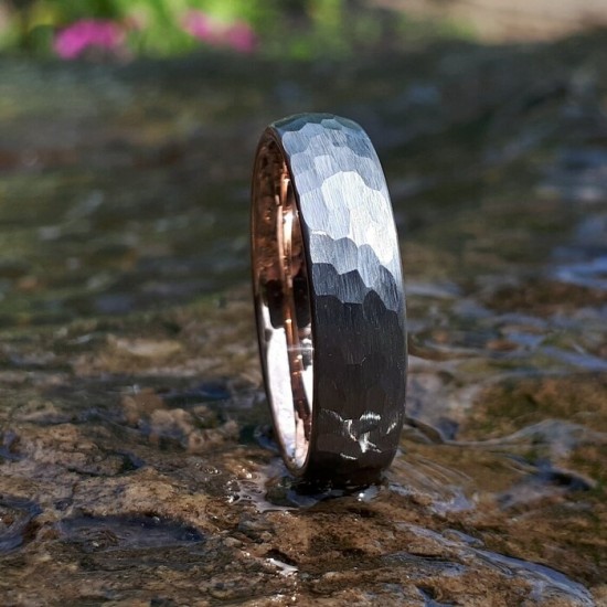 Bague en tungstène martelé de 6 mm avec bande en or rose