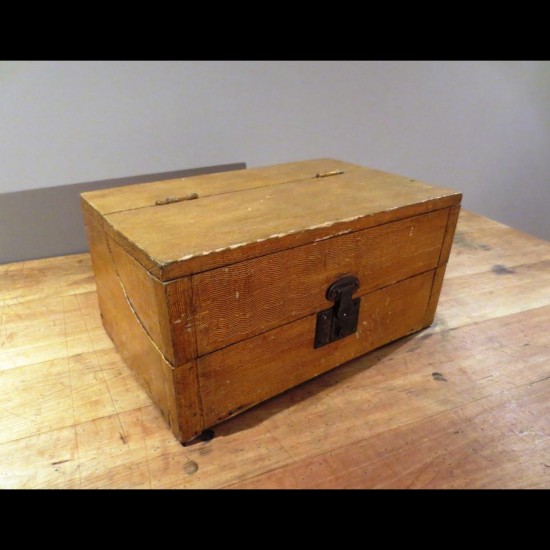 Petit coffre en bois