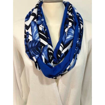 Foulard avec feuilles bleues et motifs noir et blanc