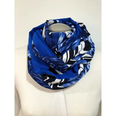 Foulard avec feuilles bleues et motifs noir et blanc