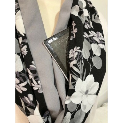 Foulard - fleurs blanches et grises