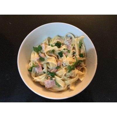 Pâtes en sauce à la crème et jambon