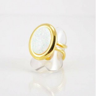 Bague fini or et imitation opale blanche