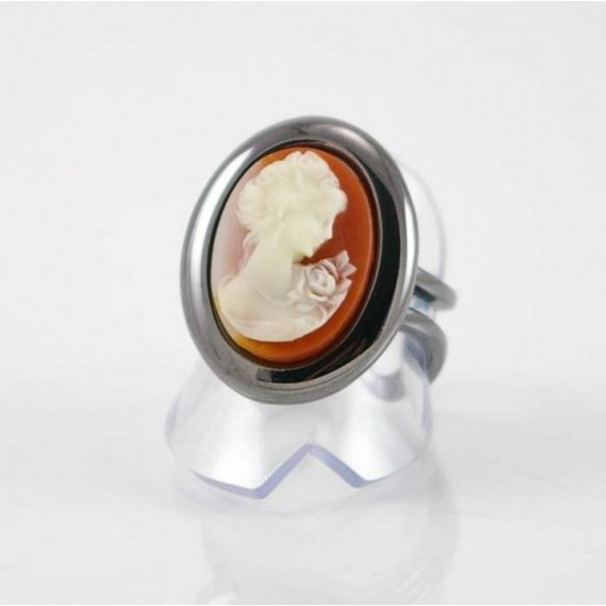 Bague fini gunmetal et camée blanc sur fond rosé