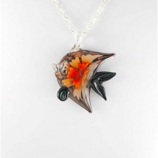 Poisson tropicaux avec chaîne argent sterling