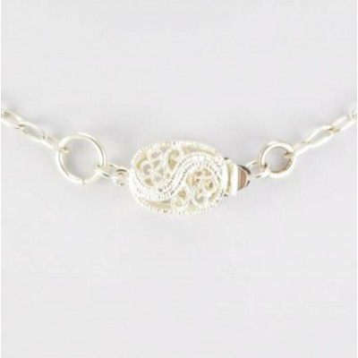 Poisson tropicaux avec chaîne argent sterling