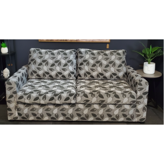 Sofa-lit Caroline