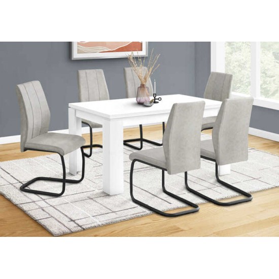 Ensemble table et six chaises I1056-I1113-I1113-I1113