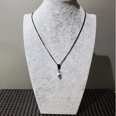 Collier court  avec PERLE SWAROVSKI GRIS et chaine NOIR en acier inoxydable