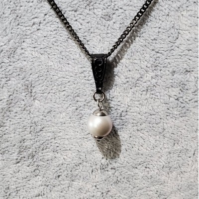 Collier court  avec PERLE SWAROVSKI GRIS et chaine NOIR en acier inoxydable