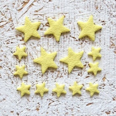 10AO25Fimo- Étoile jaune pâle (texture sable)
