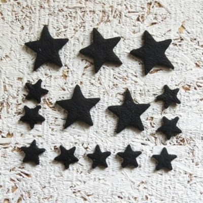 16AO25Fimo- Étoiles noires (texture sable)
