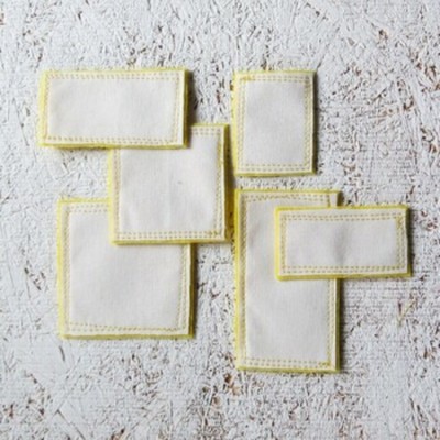 2NOV25T- Carrés blanc sur jaune