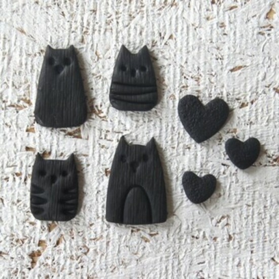 21OCT26F- Petits chats noirs