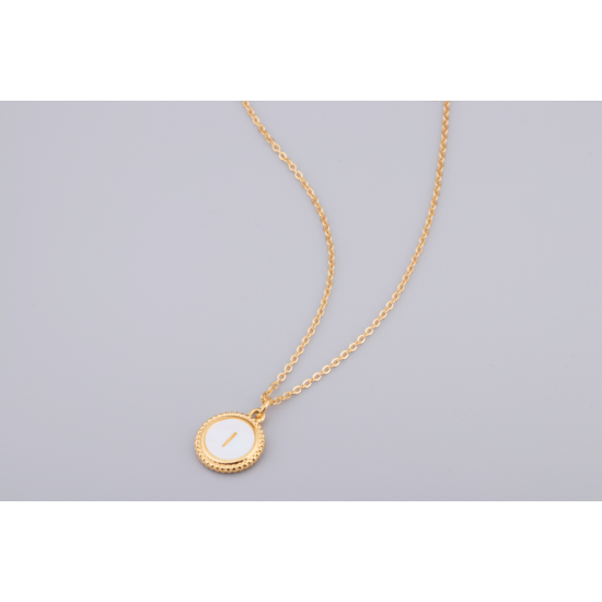 Pendentif  doré avec insertion d'un médaillon en  coquillage nacré agrémenté de la lettre "Alif"أ