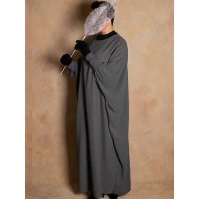 Abaya couleur gris foncé manches serrées en soie...