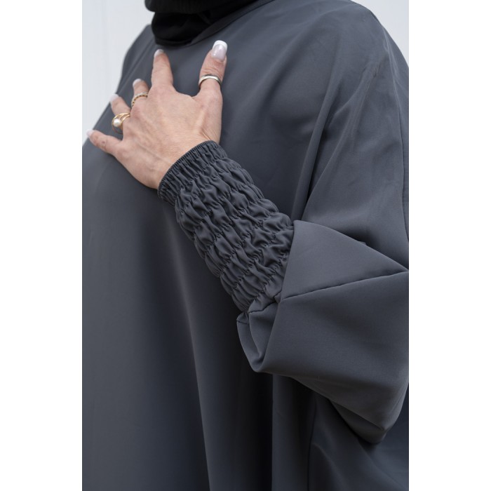 Abaya gris foncé manches serrées en soie de medine Abaya gris foncé manches serrées en soie de medine