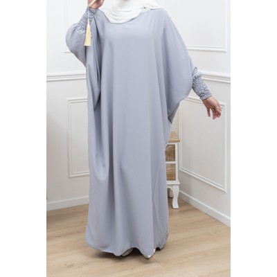 Abaya couleur gris clair manches serrées en soie... Abaya couleur gris clair manches serrées en soie...