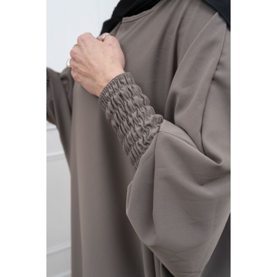 Abaya couleur taupe manches serrées en soie de medine