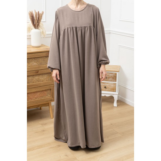 Abaya structurée manches bouffantes taupe Abaya structurée manches bouffantes taupe