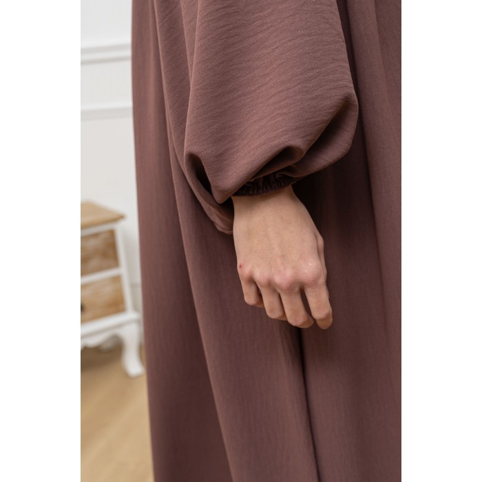 Abaya structurée manches bouffantes marron Abaya structurée manches bouffantes marron