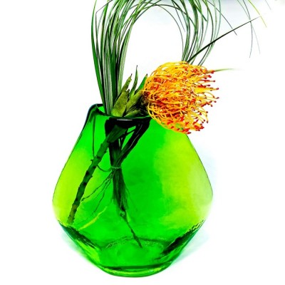 VASE EN VERRE SOUFFLÉ VERT 