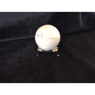SPHÈRE DE HOWLITE 50 MM AVEC TRÉPIED