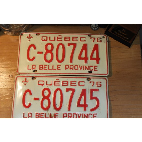 Deux plaques qui se suivent