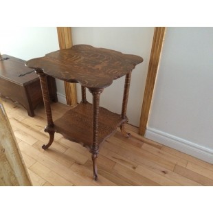 Table antique de la villa St-Vincent de...