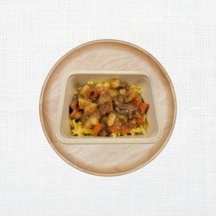Boeuf aux légumes sur nouilles au oeuf