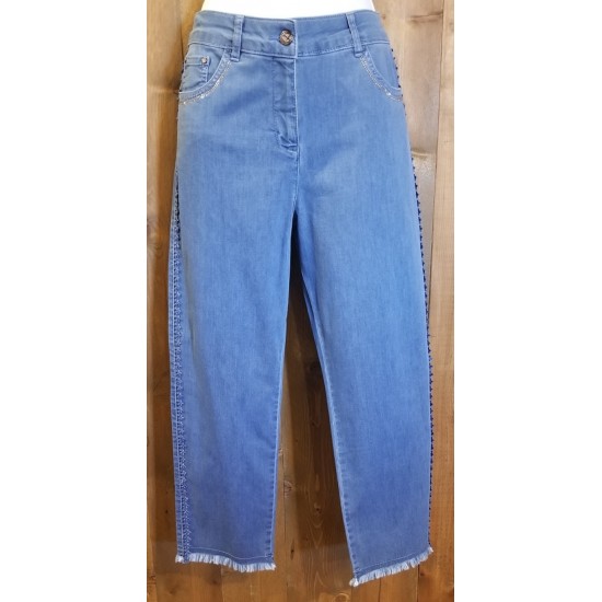 pantalon 7/8 jeans bleu délavé côté broderie