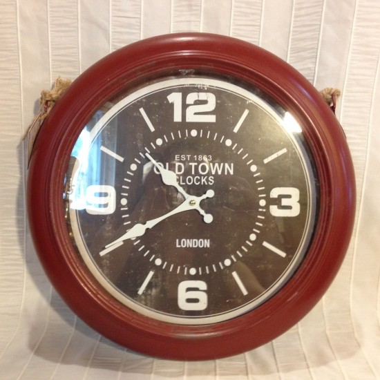 Horloge mural rouge et corde