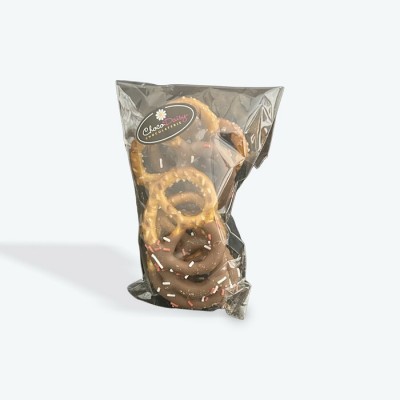 Bretzel trempé dans le chocolat au lait
