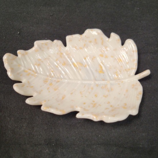 Vide poche en forme de feuille blanc et or